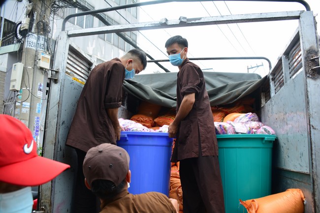 Continuing to support people in need in the Covid-19 pandemic of Hoang Phap Pagoda (series 4)